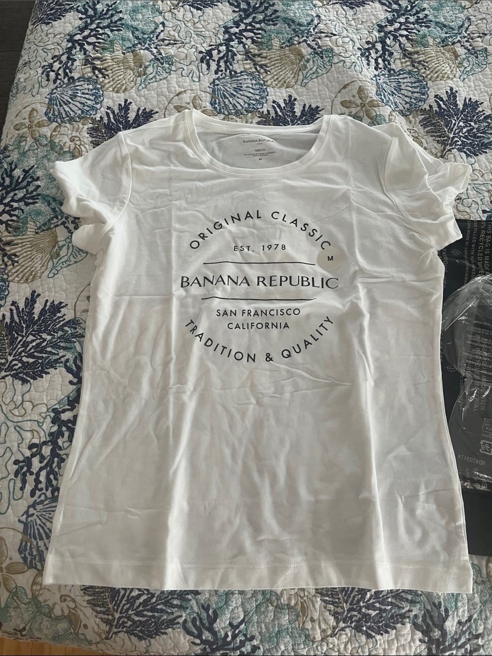 Banana Republic Size M Timeless Classic Tee Shirt NWOT - Picture 2 of 3